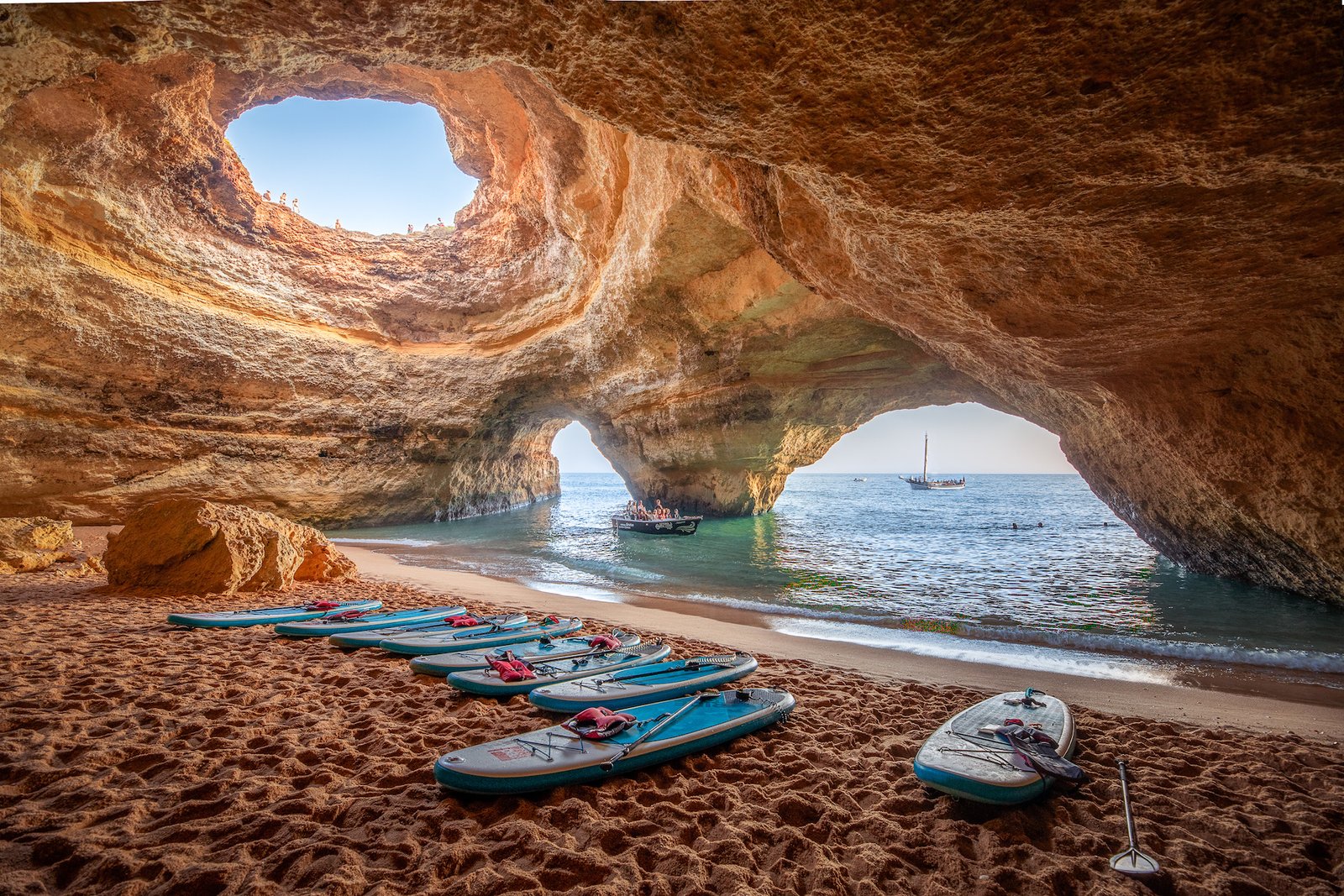 Felskuppel und Strand in der Benagil-Höhle