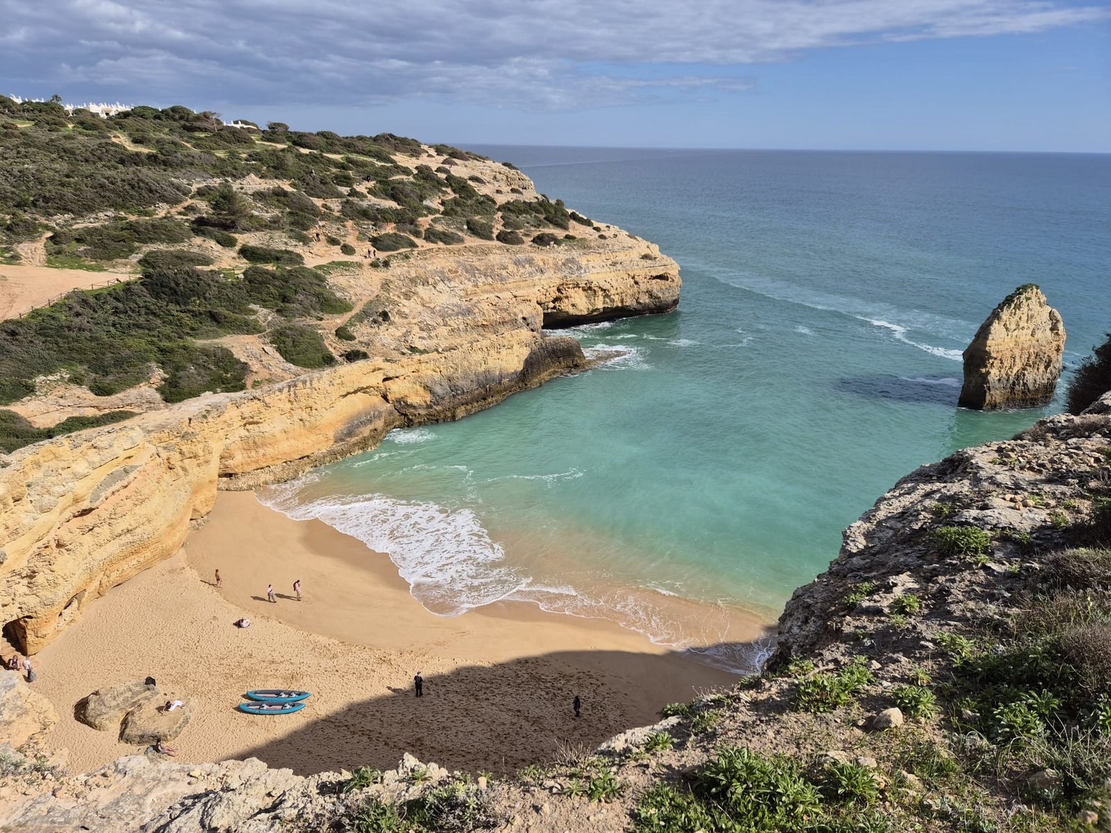 Goldener Strand und Felsen bei Carvoeiro